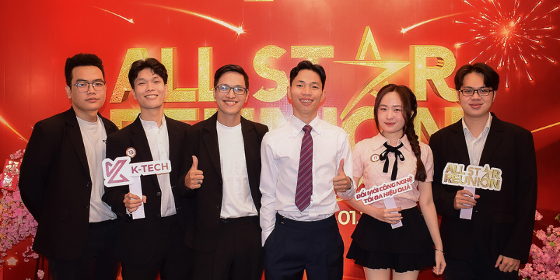 Nhân viên check-in tại sự kiện K-Tech Year End Party